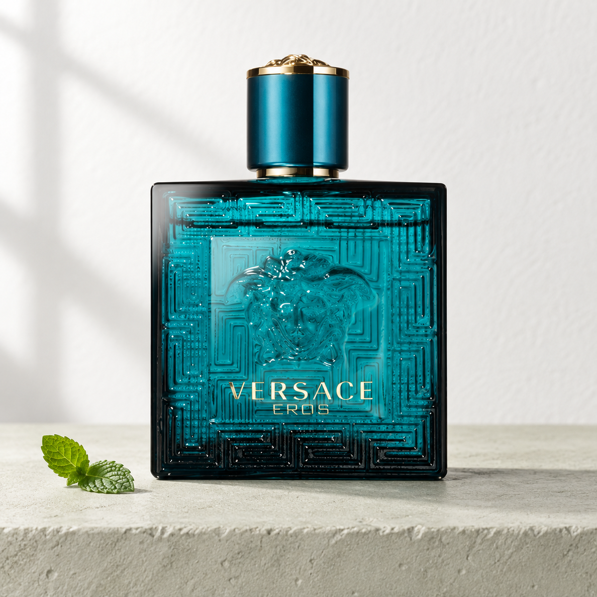 Versace Eros — صورة المنتج بتصميم طبيعي